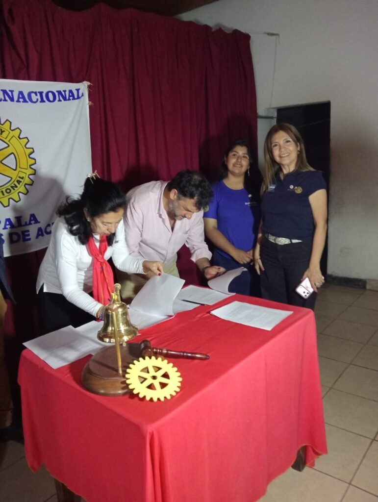 Hebe Callejo, representantes de Rotary Club Palpalá, Antonio Villagra de Cruz Roja y Marcela Burcos, de Rotary Club Perlas de San Pedro.
