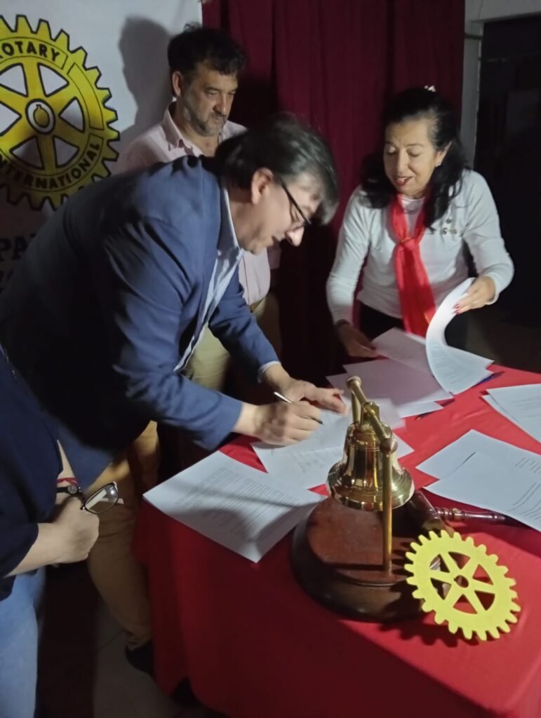 Julián Morales, de Rotary Club La Quiaca Puente Andino, durante la firma del acuerdo.
