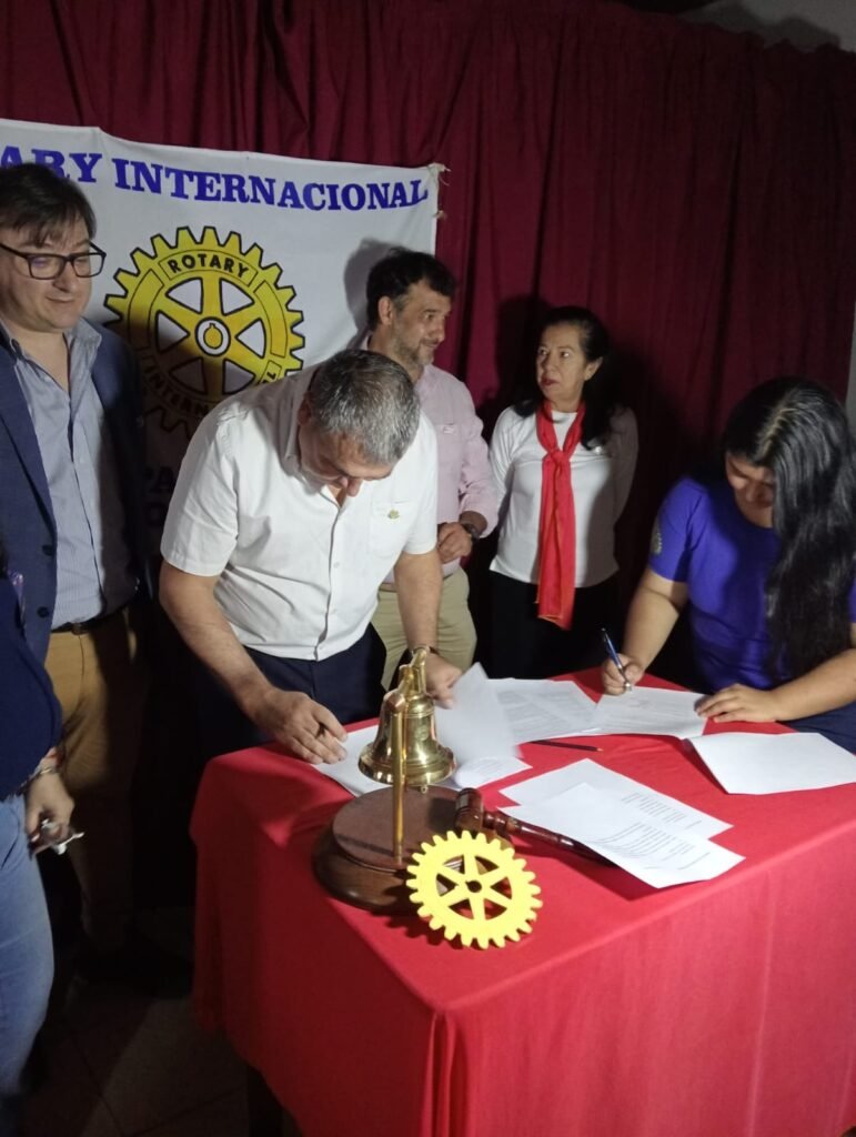 Marcelo Luque, de Rotary Club Jujuy, junto a autoridades de Rotaract durante la firma.