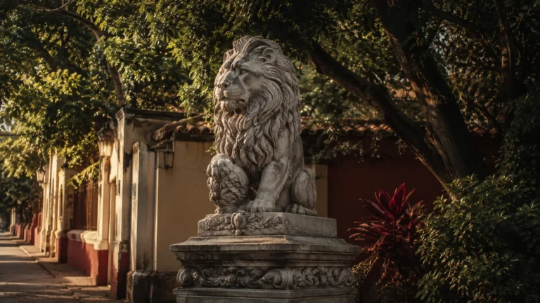 Escultura de un león en un barrio arbolado — ilustración editorial
