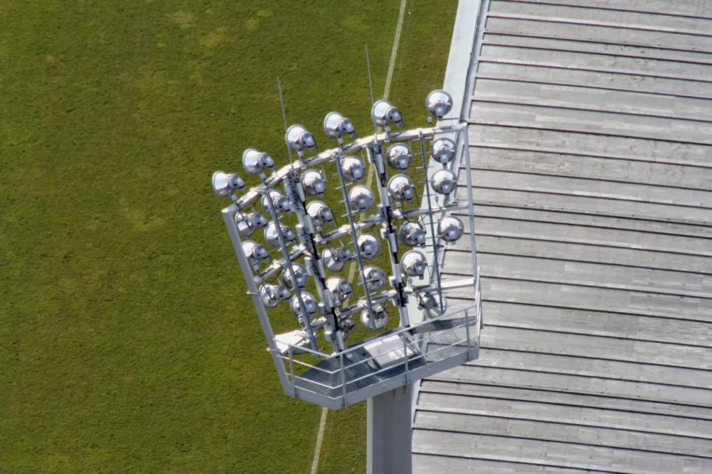 Cancha de fútbol con torre de iluminación, imagen de archivo representativa