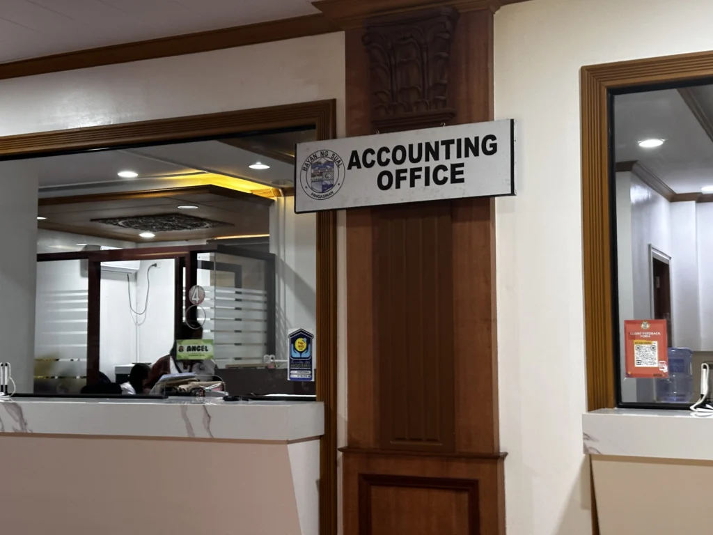 Interior de una oficina contable, imagen representativa de capacitación profesional en ciencias económicas