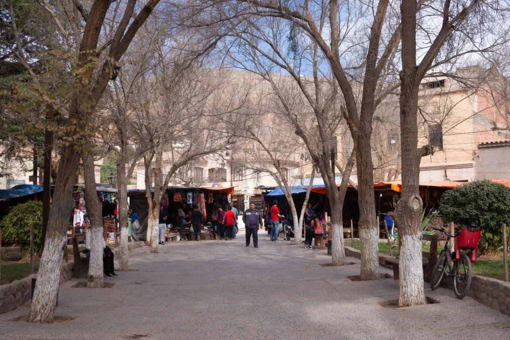 Feria de artesanías en la plaza de Tilcara, Jujuy, imagen de archivo representativa de una feria regional