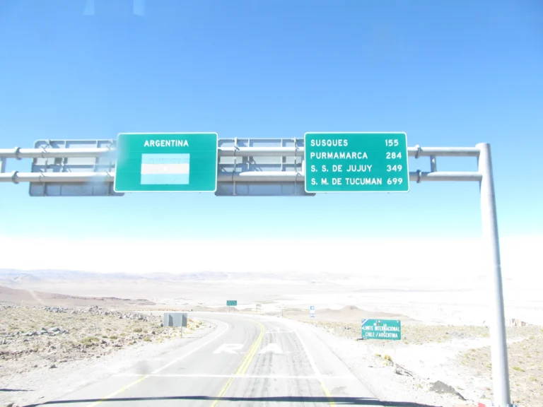 Ruta del Paso de Jama con señalización hacia Argentina y el límite internacional Chile-Argentina, imagen de archivo