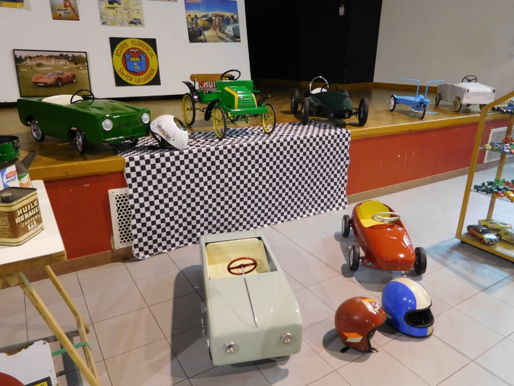 Autos a pedal infantiles exhibidos en una muestra, imagen de archivo representativa de vehículos infantiles
