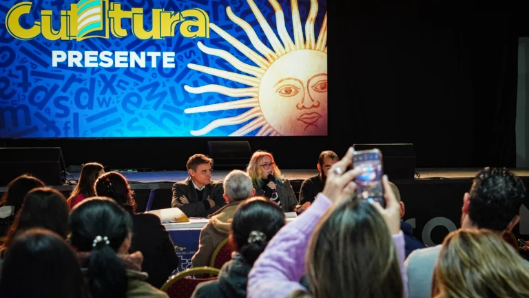 Vista amplia de un auditorio durante una jornada de conferencias en Argentina, usada como imagen representativa para Experiencia Endeavor NOA 2026 en Jujuy.