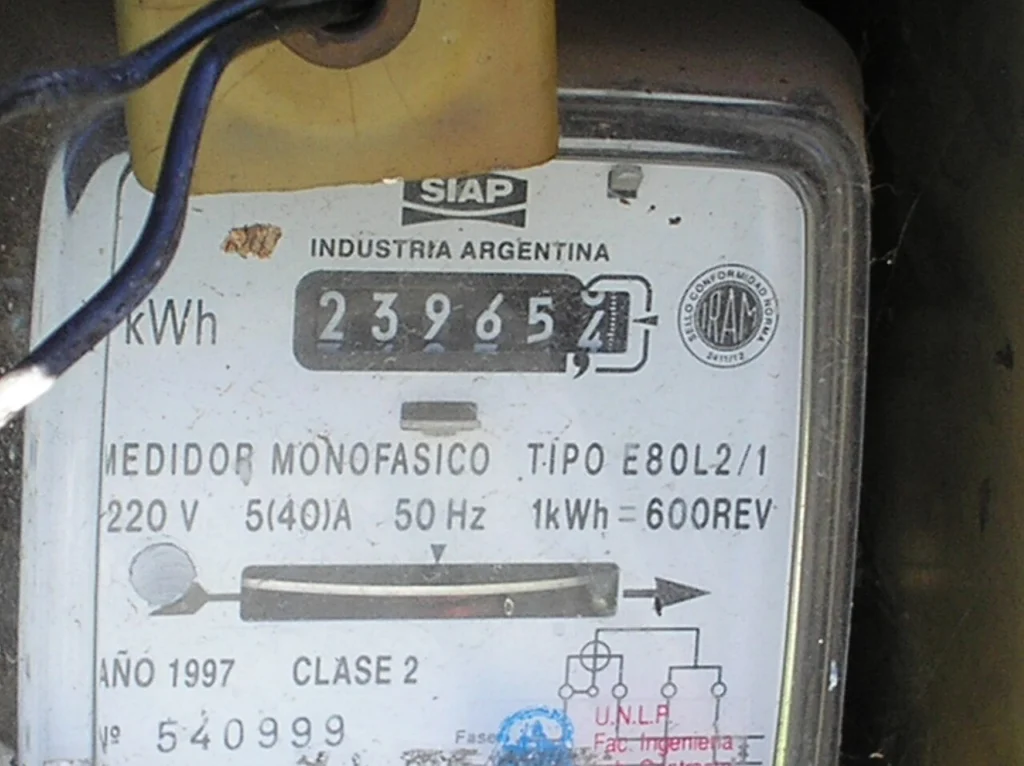 Medidor de consumo eléctrico residencial en Argentina, imagen representativa