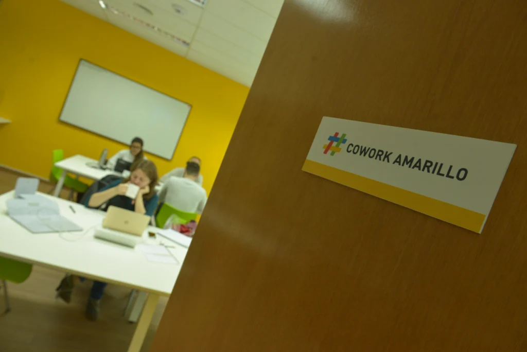 Personas en un espacio de emprendedores durante una actividad de trabajo colaborativo en Argentina