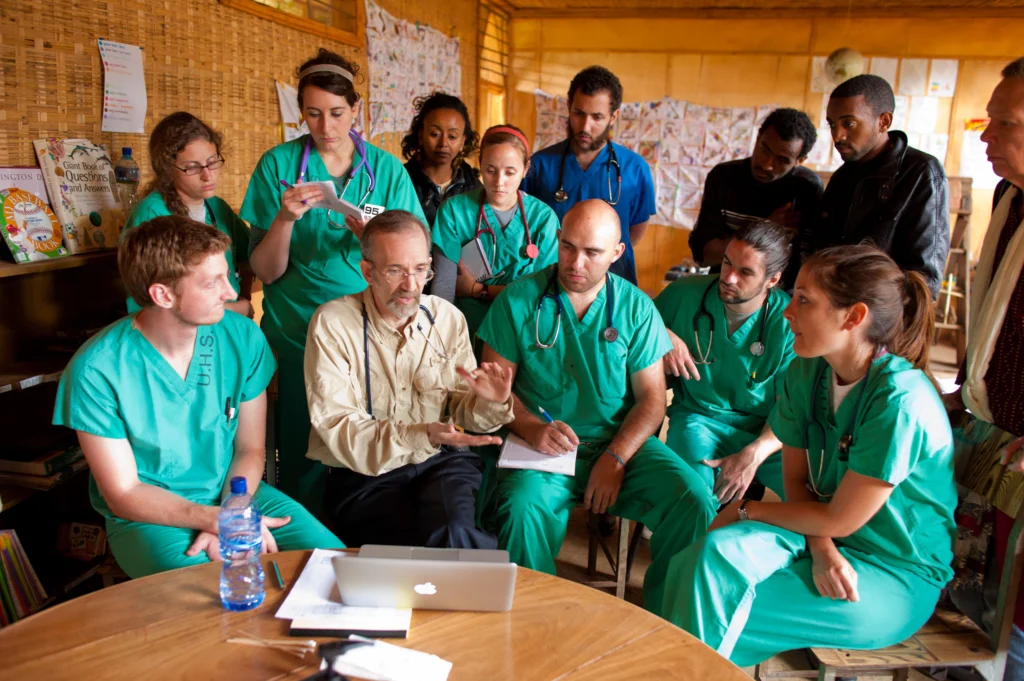 Docente junto a un grupo de estudiantes de medicina, imagen de archivo representativa de formación profesional en salud