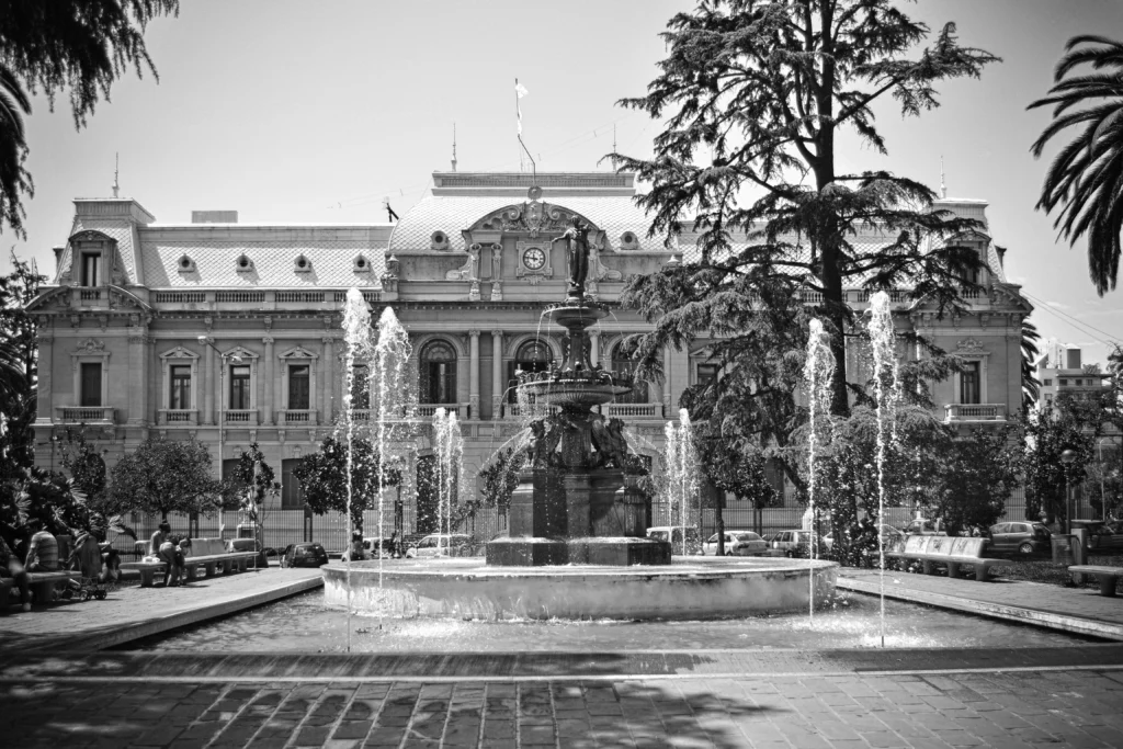 Fuente de Plaza Belgrano con la Casa de Gobierno de Jujuy al fondo, imagen de archivo del lugar donde se anunció una actividad de prevención para el 10 de septiembre.