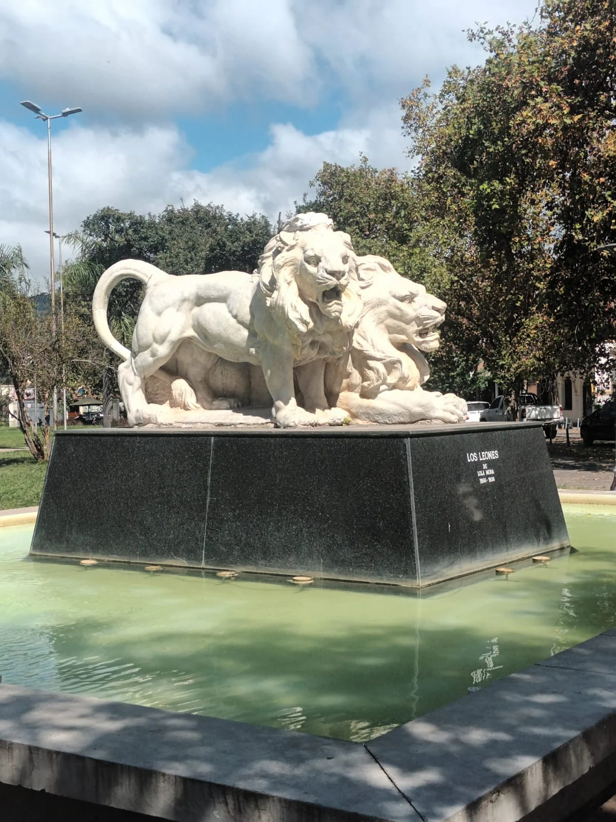 Los Leones de Lola Mora en la plaza Hipólito Yrigoyen de Ciudad de Nieva, San Salvador de Jujuy
