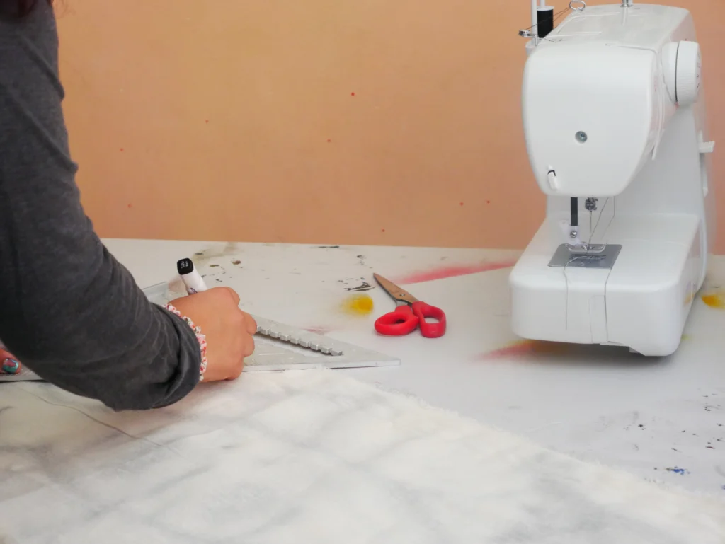 Taller de costura y reutilización textil en un espacio comunitario, imagen de archivo representativa de capacitación