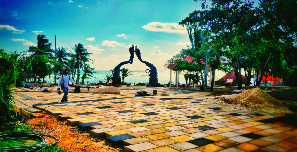 Vista amplia de un parque urbano durante una renovación, usada como imagen representativa para la obra de la plaza 20 de Junio de Perico.