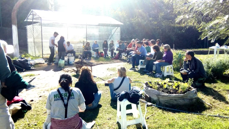 Personas preparando abono orgánico en una huerta comunitaria