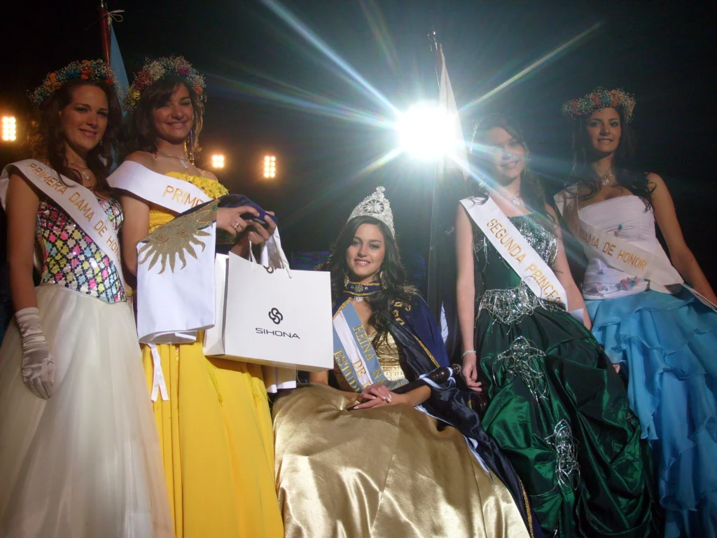 Candidatas electas en una edición 2008 de la Fiesta Nacional de los Estudiantes en Jujuy