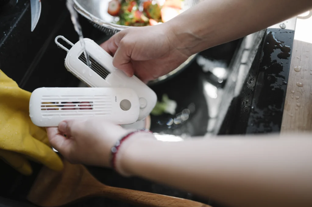 Manos higienizando utensilios de cocina durante la preparación de alimentos