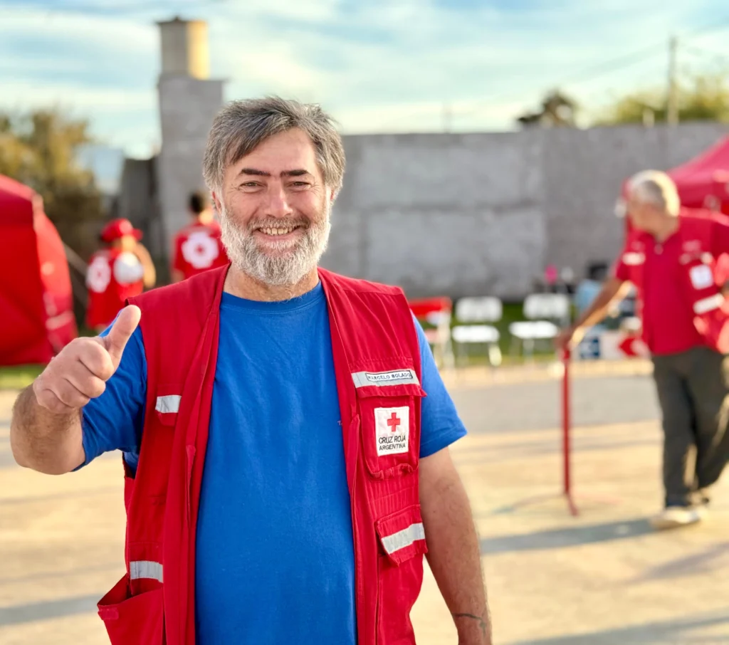 Personal de Cruz Roja Argentina durante una misión humanitaria en Argentina