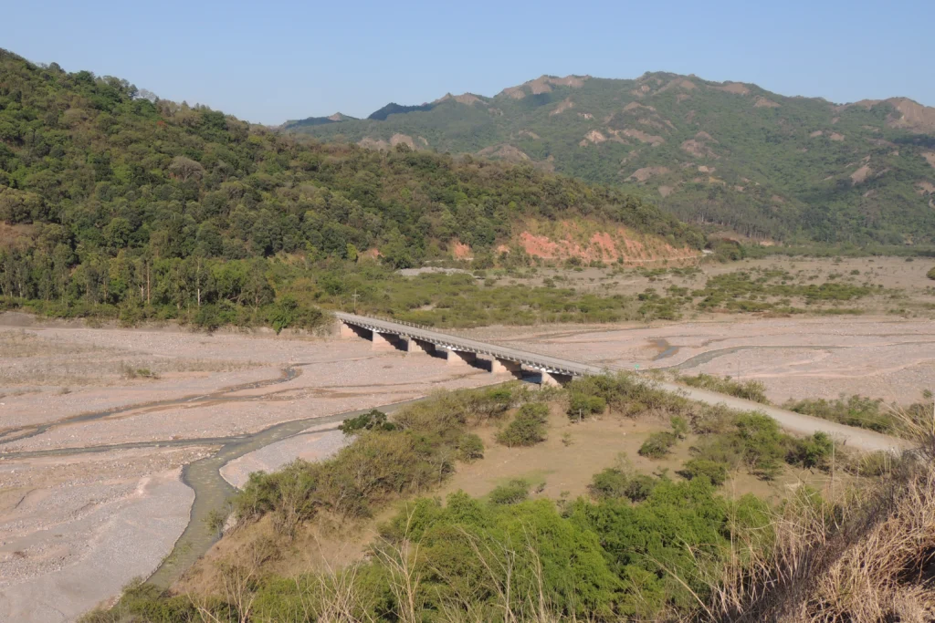 Puente sobre el río Grande en el acceso turístico hacia Tiraxi desde el corredor de Lozano y Yala, Jujuy