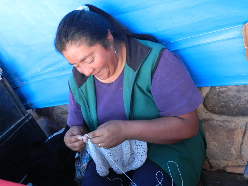 Tejedora trabaja una prenda en una feria de Humahuaca, Jujuy
