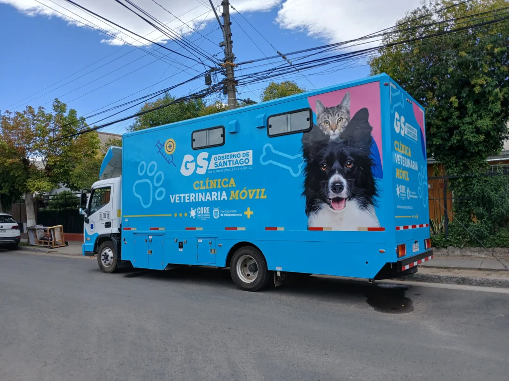Clínica veterinaria móvil durante una jornada de atención animal, imagen representativa de un servicio veterinario itinerante