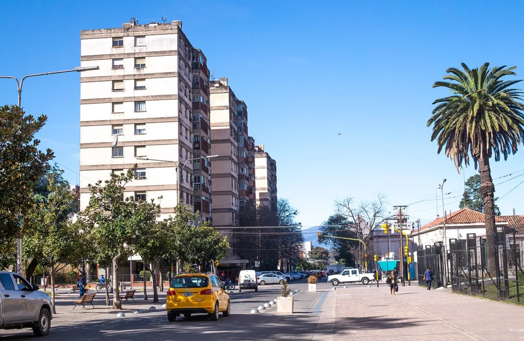 Calle San Martín de San Salvador de Jujuy, con vehículos, peatones y edificios.
