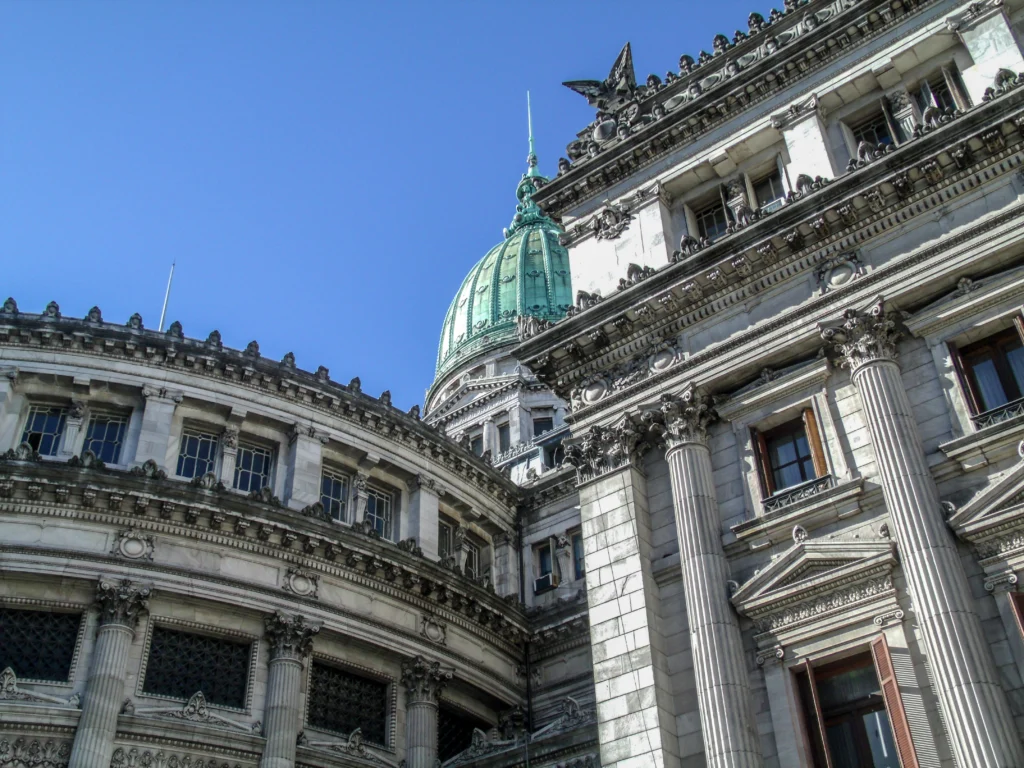 Fachada y cúpula del Congreso de la Nación Argentina bajo un cielo azul