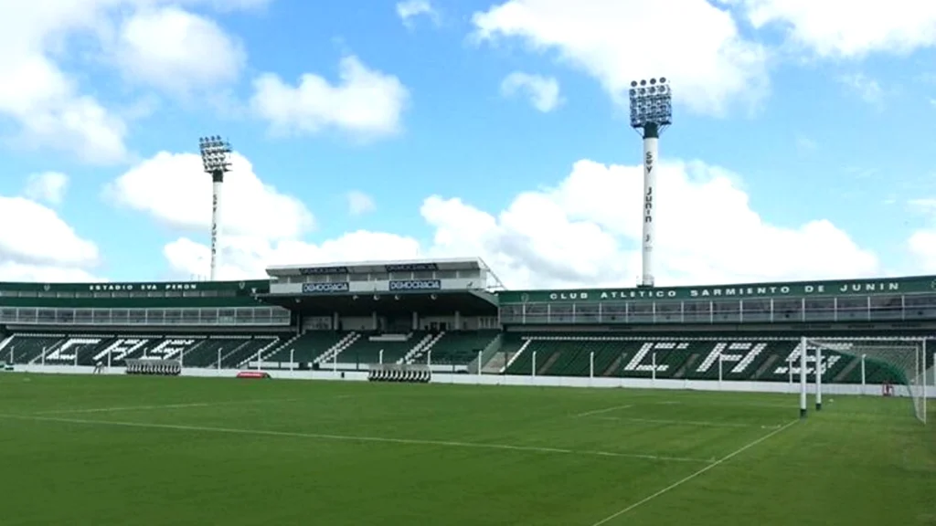Tribunas y campo de juego del estadio Eva Perón de Sarmiento de Junín.
