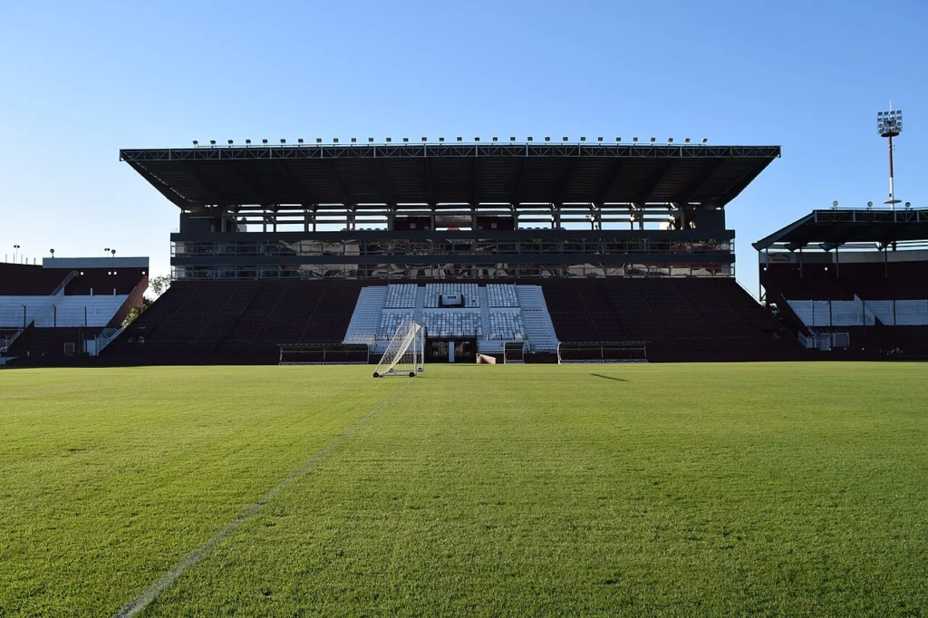 Platea principal granate y blanca y campo de juego del estadio Ciudad de Lanús, en una foto de archivo de 2014.