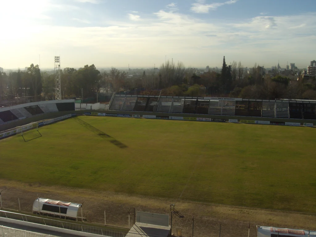 Campo de juego y tribunas vacías del estadio Víctor Antonio Legrotaglie de Mendoza