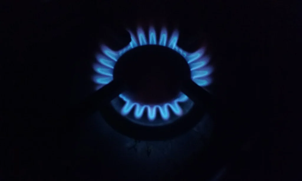 Llamas azules alrededor de una hornalla de cocina a gas