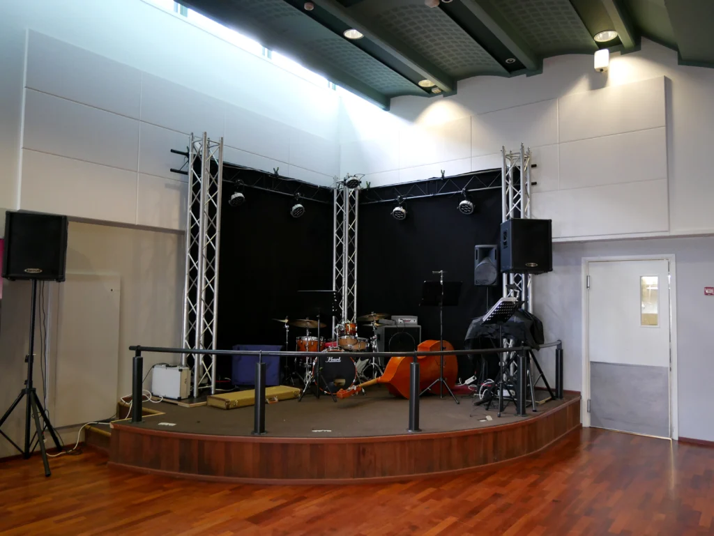 Escenario de música vacío con equipos de sonido e iluminación, fotografía ilustrativa de archivo.
