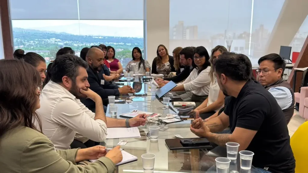 Participantes reunidos alrededor de una mesa para debatir la vinculación de pymes y profesionales jujeños con la actividad minera.