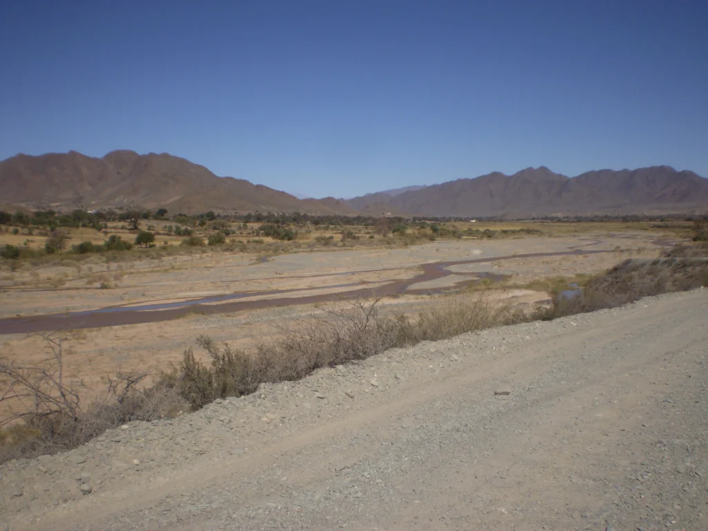 Vista del río Calchaquí junto a la Ruta Nacional 40 cerca de Seclantás, Salta, en fotografía de archivo.