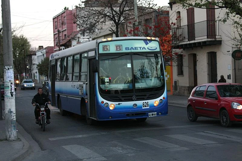 Un colectivo del transporte urbano circula por una calle de la ciudad de Salta; imagen de archivo.