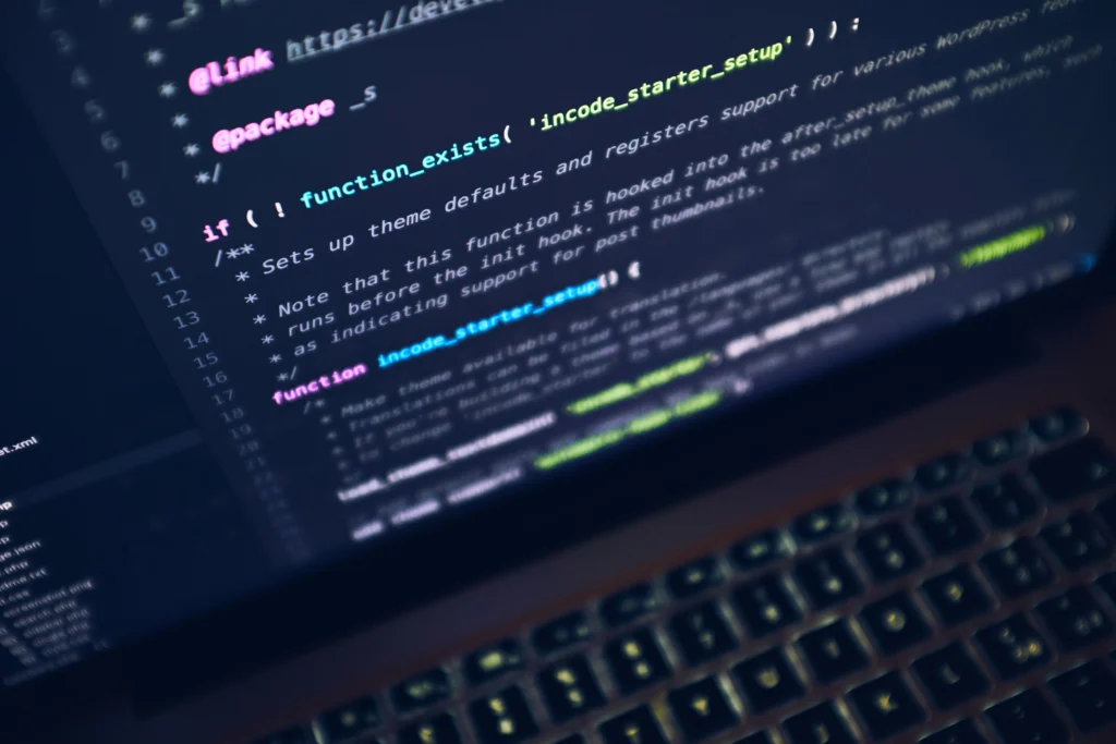 Código de programación visible en la pantalla de una computadora portátil, fotografía ilustrativa.