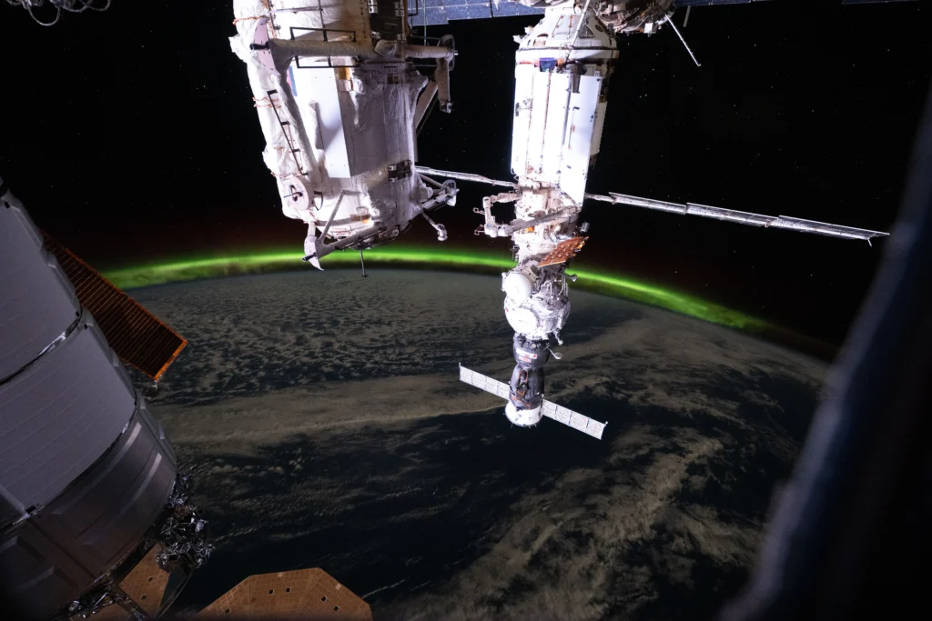 Vista de la Tierra y una aurora fotografiadas desde la Estación Espacial Internacional durante la Expedición 75.