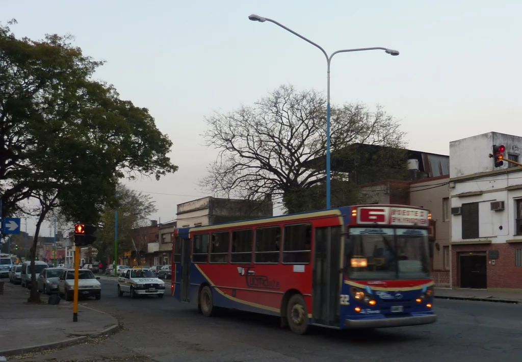 Colectivo urbano y un taxi en una calle de San Miguel de Tucumán, fotografía de archivo.