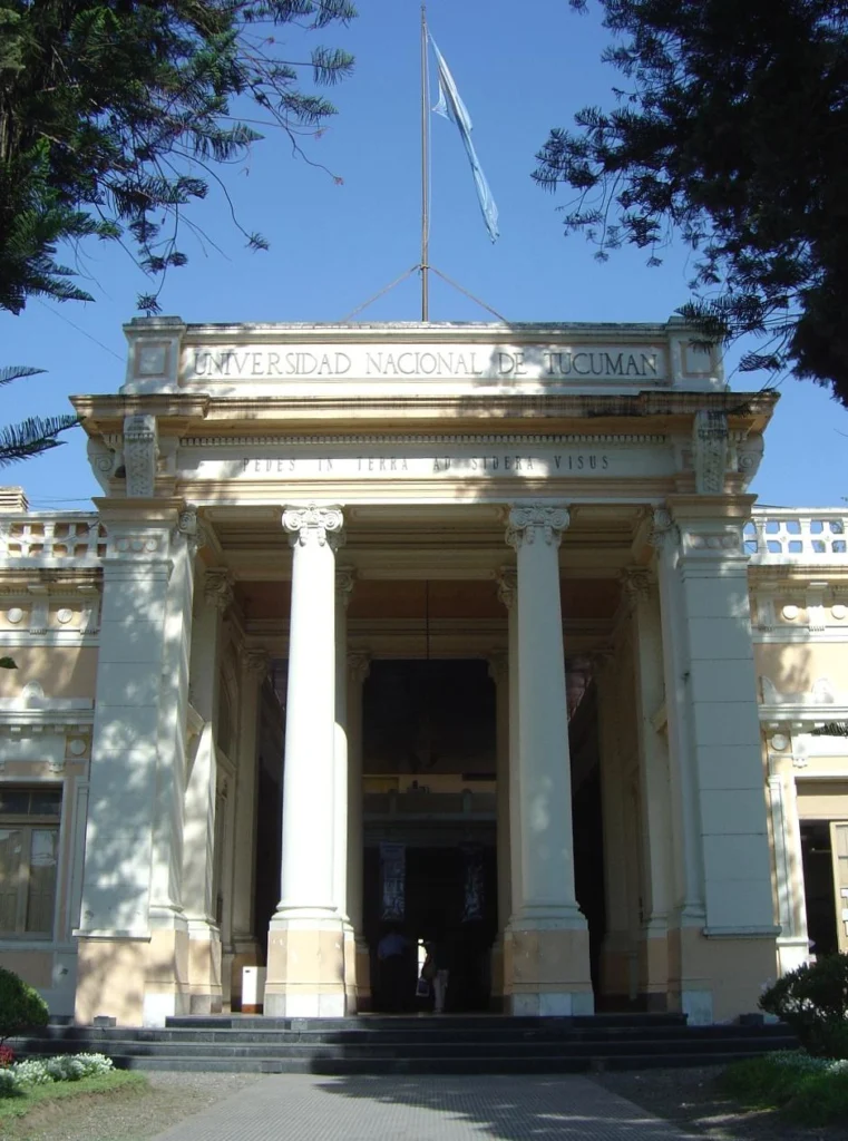 Fachada del Rectorado de la Universidad Nacional de Tucumán con columnas y bandera, fotografía de 2006.
