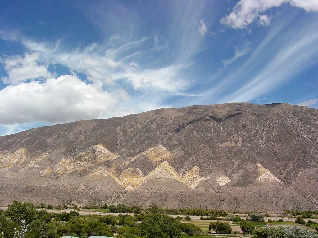 Cerros multicolores de la Paleta del Pintor en la Quebrada de Humahuaca. Fotografía de archivo.