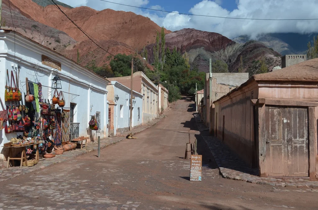 Calle de Purmamarca con puestos de artesanías y el Cerro de los Siete Colores al fondo. Fotografía de archivo.