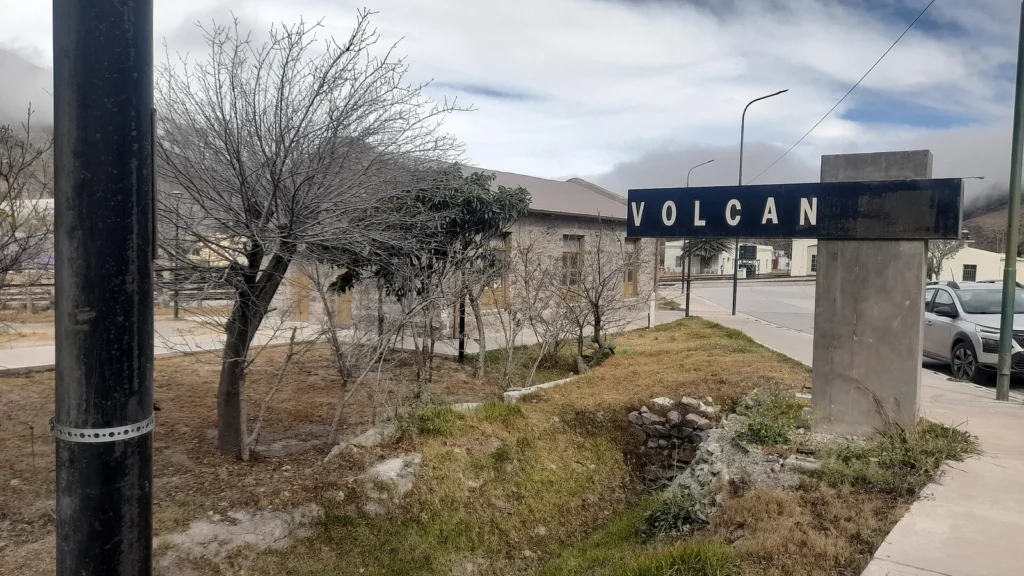 Acceso a la estación del Tren Solar en Volcán, Jujuy, con su cartel identificatorio. Foto de junio de 2026; no confirma horarios actuales.