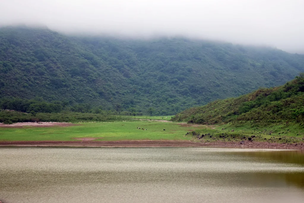 Laguna y laderas verdes en el entorno de las Lagunas de Yala, Jujuy. Fotografía de archivo.