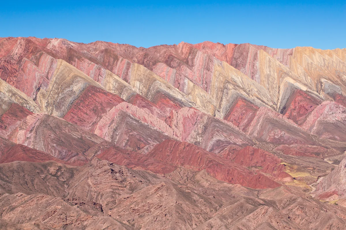 Vista cercana de las laderas plegadas y estriadas de la Serranía de Hornocal, cerca de Humahuaca. Foto de archivo tomada el 18 de agosto de 2017.