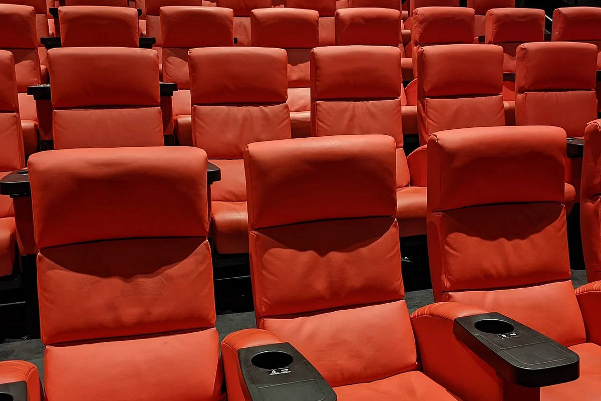 Filas de butacas rojas en una sala de cine. Imagen ilustrativa, no identifica una sala de Jujuy.