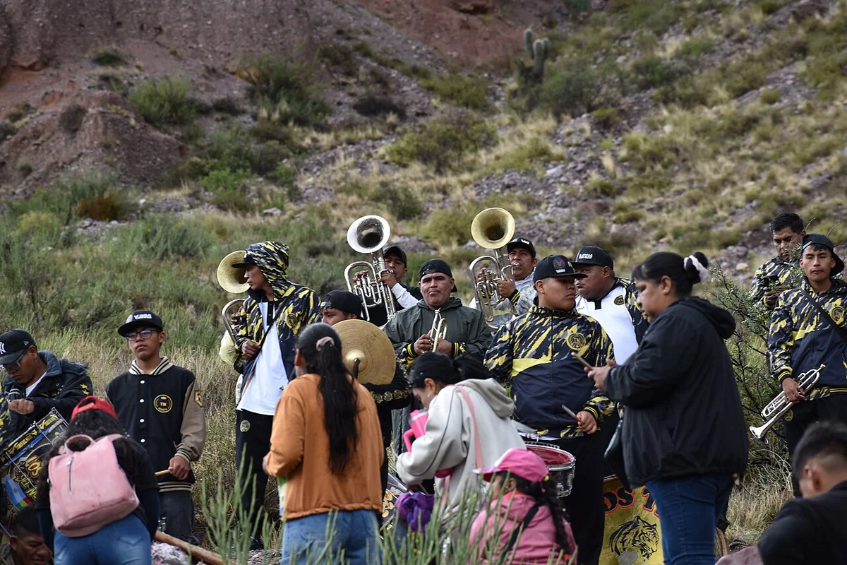 Músicos de una banda de carnaval entre cerros y participantes en Jujuy, febrero de 2026.