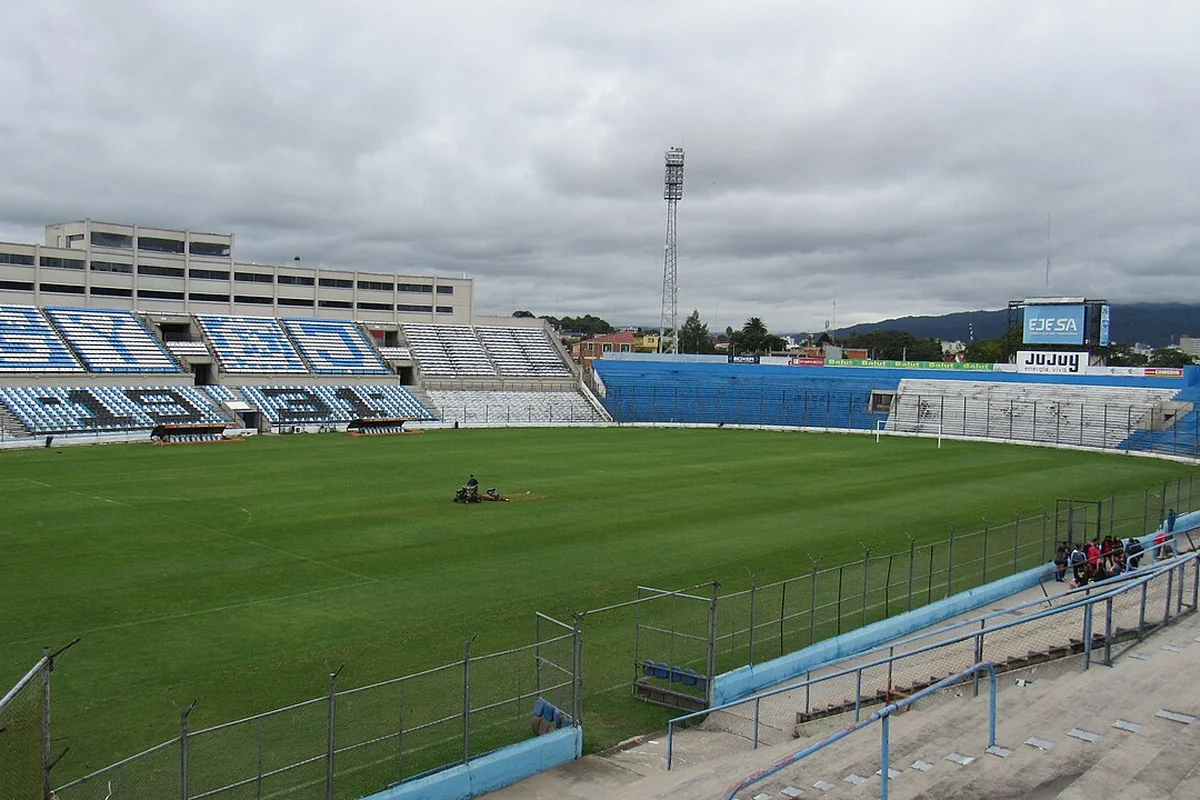 Campo y tribunas celestes y blancas del Estadio 23 de Agosto, San Salvador de Jujuy. Archivo de 2019.