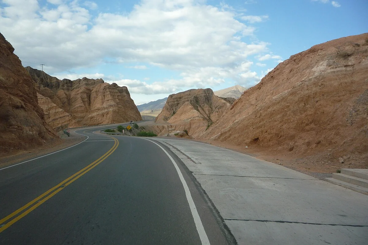 Ruta Nacional 9 entre cerros de la Quebrada de Humahuaca, Jujuy. Archivo de 2010.