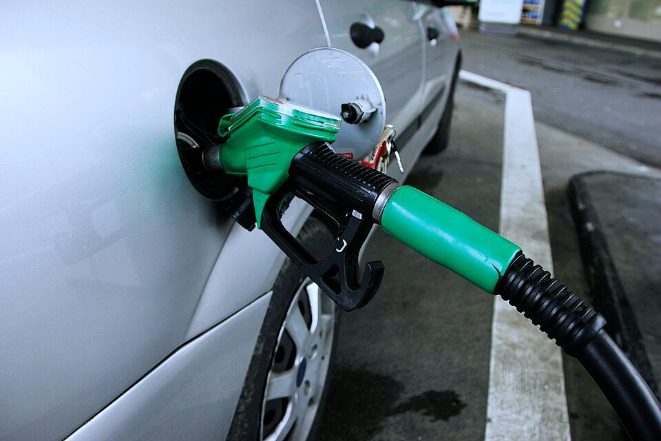 Surtidor cargando combustible en un automóvil. Imagen ilustrativa; no identifica una estación de Jujuy ni sus precios.