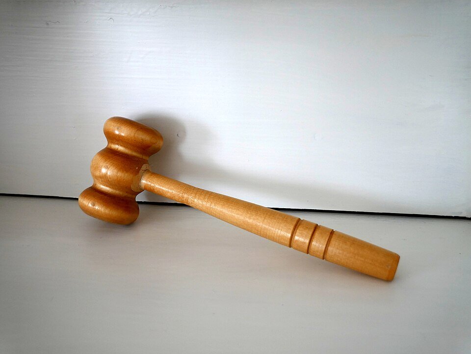Mazo de madera sobre una mesa. Fotografía ilustrativa de derechos y reclamos; no identifica una oficina de Jujuy.