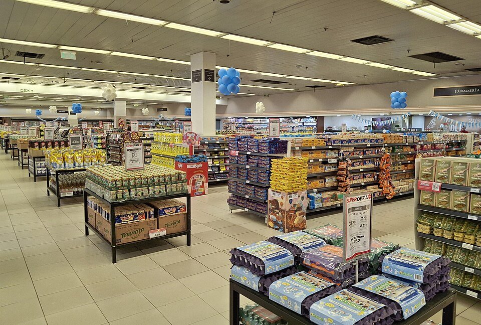 Interior de un supermercado en Morón, Buenos Aires. Fotografía ilustrativa; los carteles no representan precios vigentes ni datos del IPC.